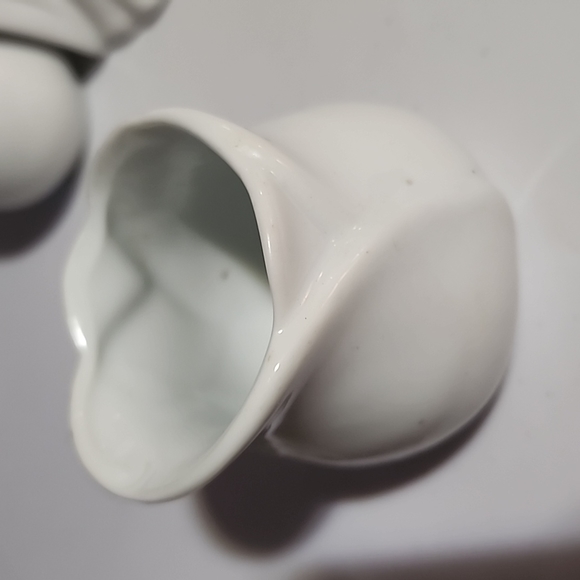 ASSORTMENT OF WHITE CERAMICS. - Picture 8 of 13